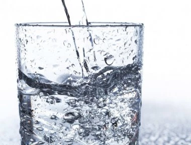 Πως να καταλάβετε ότι τα νεφρά σας έχουν πρόβλημα με το νερό που πίνετε (βίντεο)